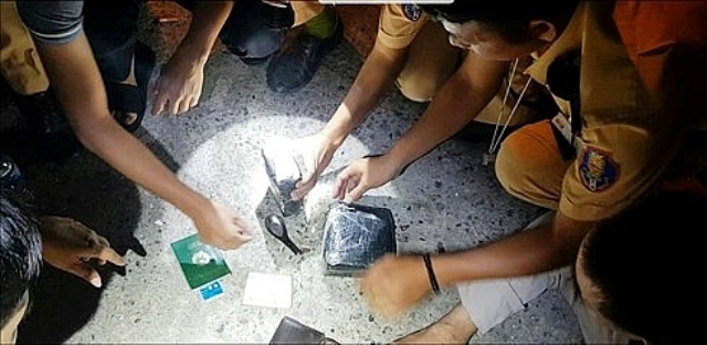 Nghệ An: Bắt 2 đối tượng đi ô tô vận chuyển 2 bánh heroin, 1 kg ma túy đá