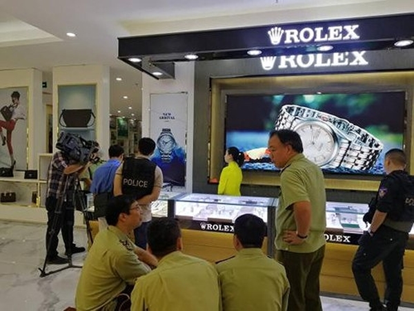 Quảng Ninh: 'Đột kích' trung tâm mua sắm, phát hiện số lượng lớn hàng nhái trị giá gần 100 tỷ đồng - Hình 2