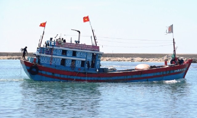 Quảng Ngãi: Ngư dân đảo Lý Sơn cứu vớt 32 người nước ngoài gặp nạn ở Trường Sa - Hình 1
