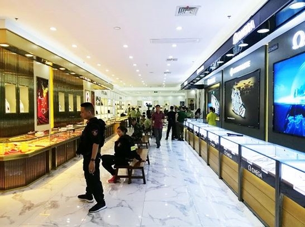 Quảng Ninh: 'Đột kích' trung tâm mua sắm, phát hiện số lượng lớn hàng nhái trị giá gần 100 tỷ đồng - Hình 1