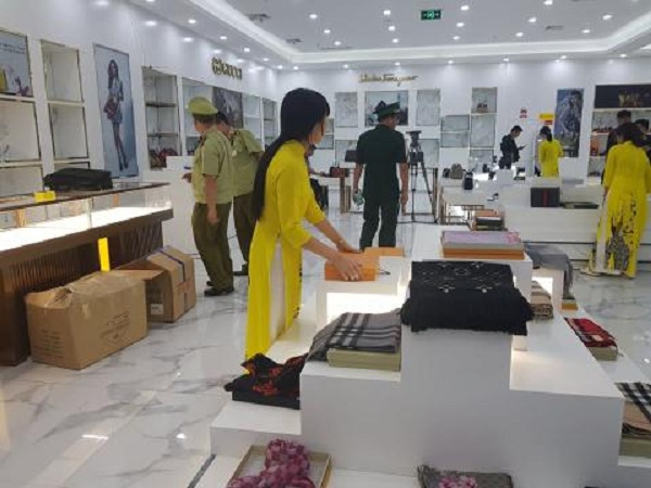 Quảng Ninh: Lực lượng chức năng kiểm tra hai trung tâm mua sắm lớn tại TP. Móng Cái - Hình 1
