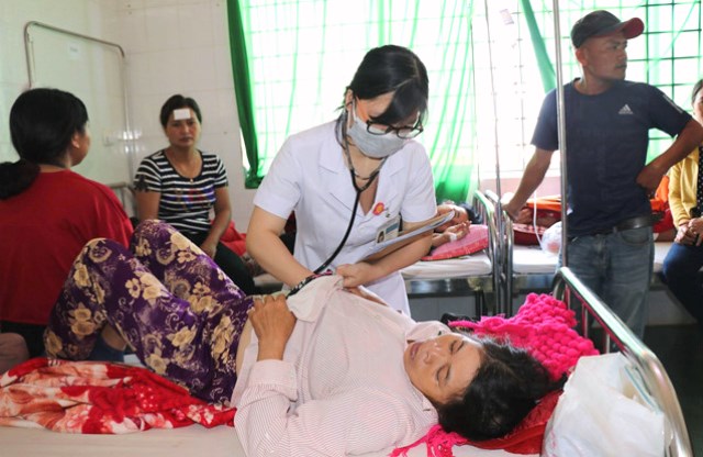 Đắk Lắk: Dự tiệc cưới hơn 250 người đi cấp cứu vì ngộ độc - Hình 1