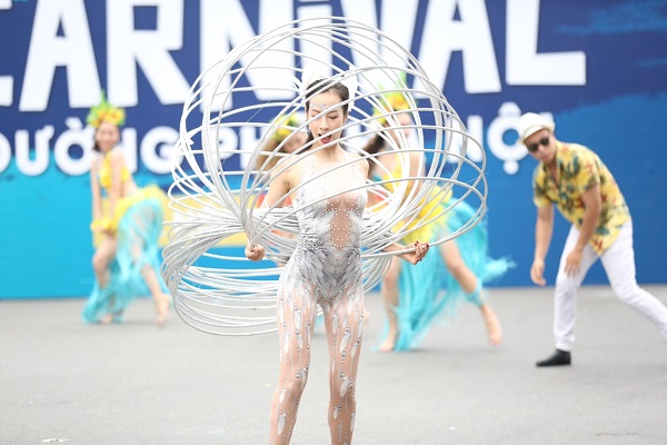 Soi dàn trai xinh gái đẹp trong Carnival đường phố Hà Nội - Hình 9