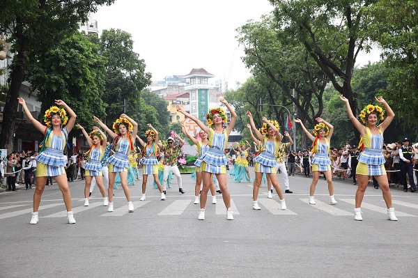 Soi dàn trai xinh gái đẹp trong Carnival đường phố Hà Nội