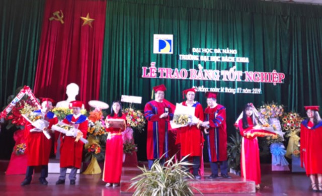 Trường ĐH Bách khoa - ĐH Đà Nẵng trao bằng tốt nghiệp cho hơn 1.500 kỹ sư, cử nhân - Hình 1