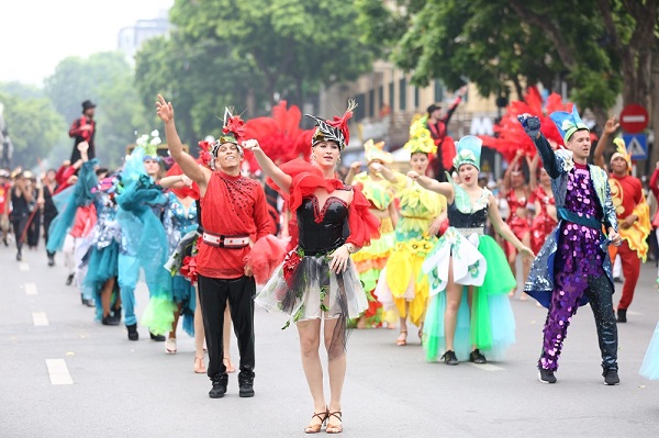 Soi dàn trai xinh gái đẹp trong Carnival đường phố Hà Nội - Hình 1