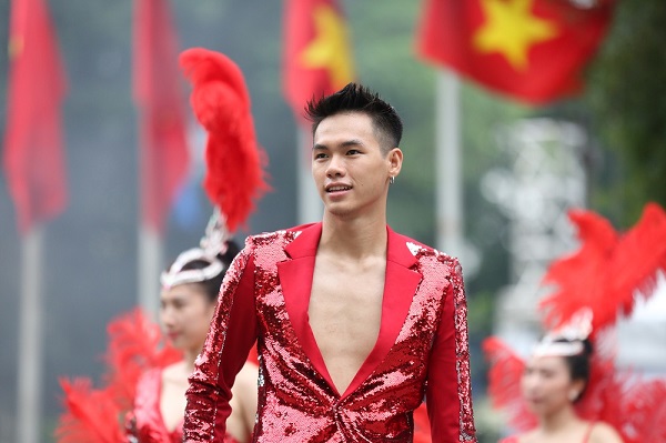 Soi dàn trai xinh gái đẹp trong Carnival đường phố Hà Nội - Hình 6