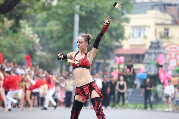 Soi dàn trai xinh gái đẹp trong Carnival đường phố Hà Nội - Hình 2