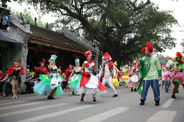 Soi dàn trai xinh gái đẹp trong Carnival đường phố Hà Nội - Hình 10