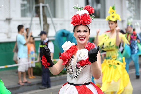 Soi dàn trai xinh gái đẹp trong Carnival đường phố Hà Nội - Hình 8