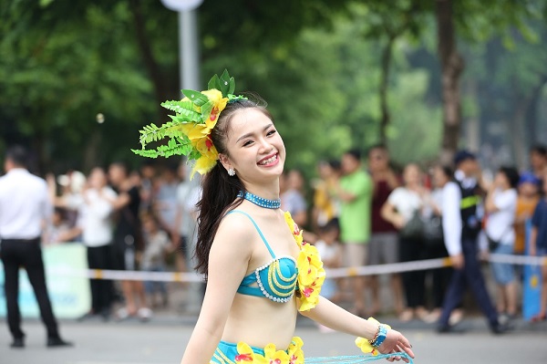 Soi dàn trai xinh gái đẹp trong Carnival đường phố Hà Nội - Hình 5
