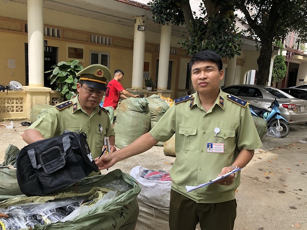 Lạng Sơn: Lực lượng chức năng thu giữ nhiều sản phẩm dấu hiệu giả mạo mang nhãn hiệu Adidas và Nike