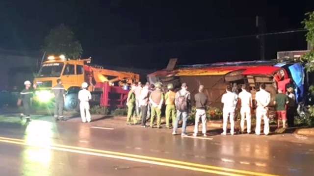 Xe khách lật trong đêm, hàng chục người thương vong, 1 người chết