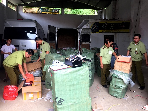 Lạng Sơn: Bắt giữ 2 xe chở hàng nhập lậu - Hình 1