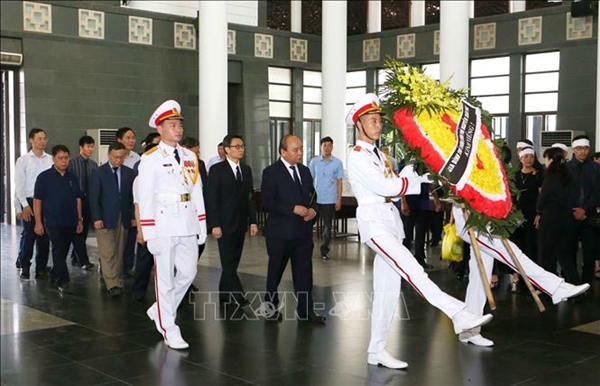 Thủ tướng viếng, chia buồn với gia đình Giáo sư Hoàng Tụy - Hình 1