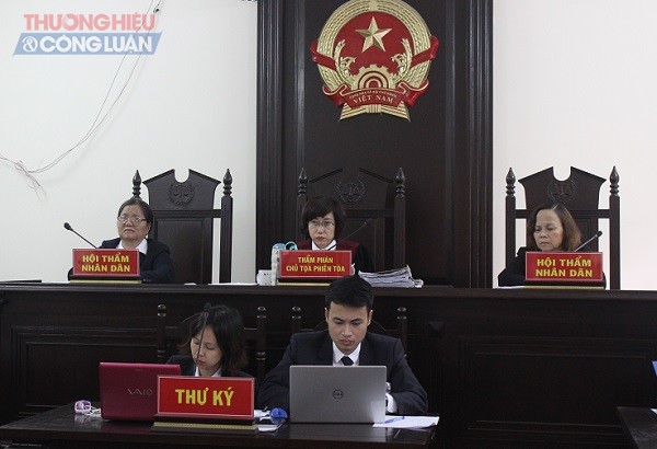 Hà Nội: Tiếp tục xét xử vụ “ba mẹ con bị khởi tố vì bảo vệ đồng hồ nước sạch” - Hình 1