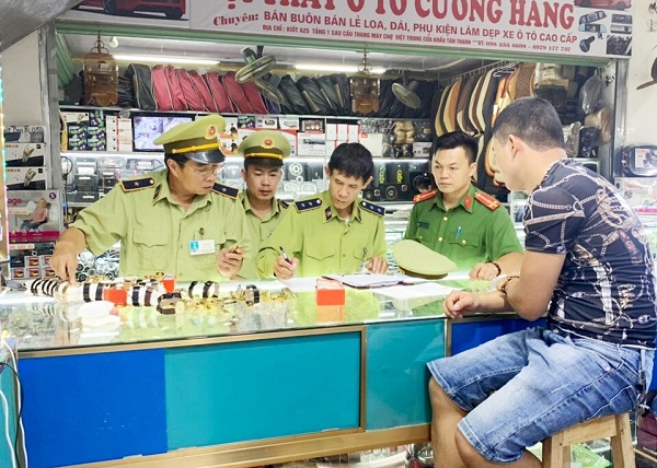 Lạng Sơn: Thu giữ nhiều đồng hồ có dấu hiệu giả mạo nhãn hiệu