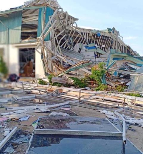 Thanh Hóa: Giông lốc làm đổ sập xưởng may, hàng nghìn công nhân phải nghỉ việc