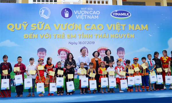 Vinamilk trao 70.000 ly sữa cho học sinh tại Thái Nguyên - Hình 1