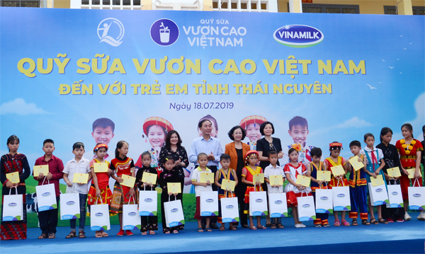 Vinamilk trao 70.000 ly sữa cho học sinh tại Thái Nguyên