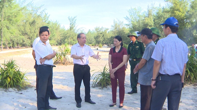 Huế: Chủ tịch tỉnh phê bình lãnh đạo địa phương về tình trạng ONMT khu vực biển xã Hải Dương - Hình 1