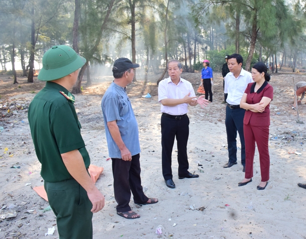 Huế: Chủ tịch tỉnh phê bình lãnh đạo địa phương về tình trạng ONMT khu vực biển xã Hải Dương