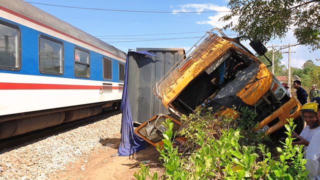 Quảng Nam: Tàu SE2 tông xe tải văng 10m, tài xế tử vong