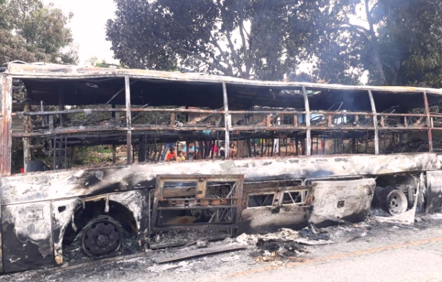 Kon Tum: Cháy rụi xe khách 45 chỗ trên đèo Lò Xo