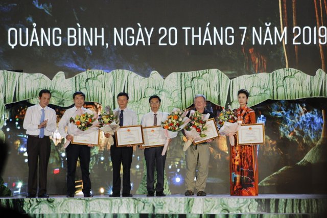 Trao bằng kỷ lục “Hang động có hệ thống thạch nhũ, măng đá độc đáo và tráng lệ nhất châu Á”