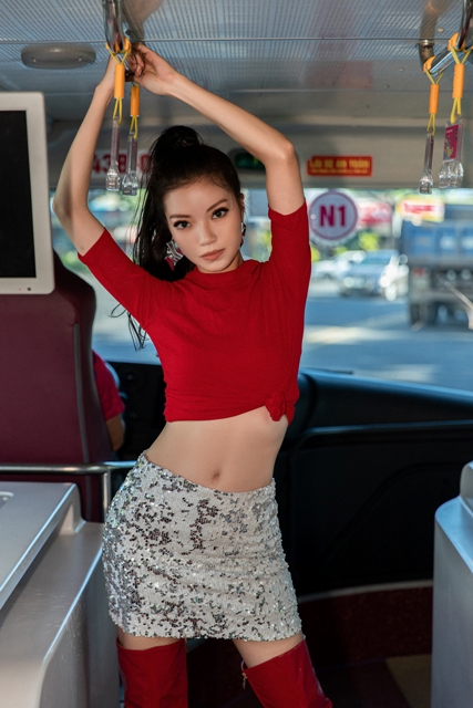 Miss World Việt Nam 2019: Đi xe bus thí sinh vẫn tạo dáng như các Fashionista - Hình 3