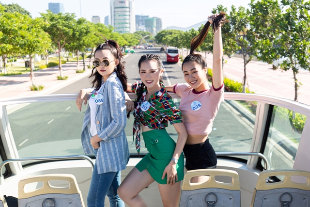 Miss World Việt Nam 2019: Đi xe bus thí sinh vẫn tạo dáng như các Fashionista - Hình 8