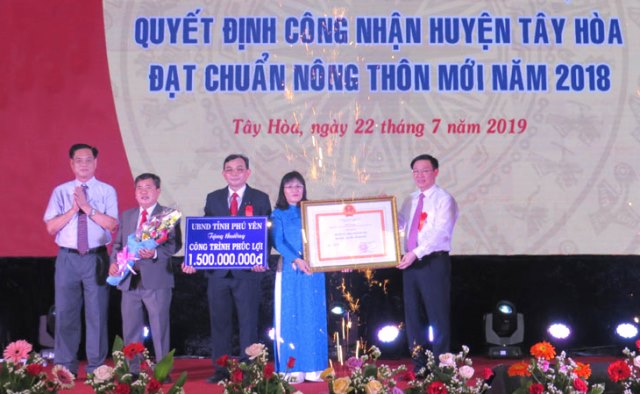 Phú Yên: Phó Thủ tướng trao Quyết định công nhận chuẩn nông thôn mới cho huyện Tây Hoà