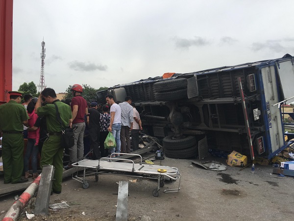 Bộ trưởng GTVT trực tiếp xuống hiện trường vụ tai nạn giao thông khiến 6 người tử vong