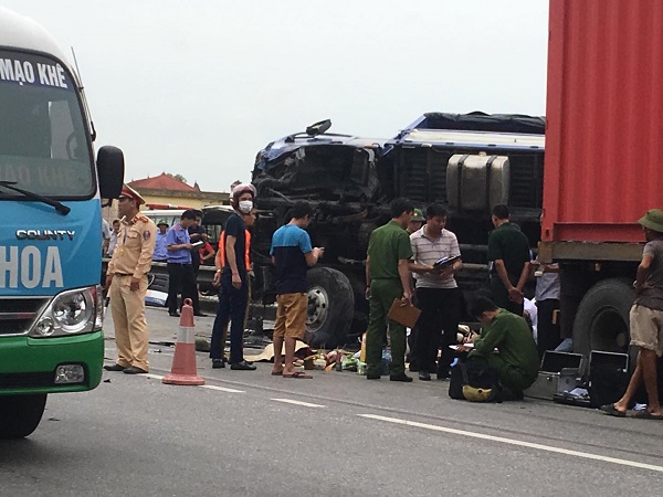 Bộ trưởng GTVT trực tiếp xuống hiện trường vụ tai nạn giao thông khiến 6 người tử vong - Hình 1