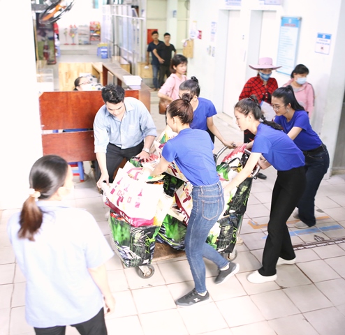 Miss World Việt Nam 2019: “Phiên chợ tử tế” cho những bệnh nhân hoàn cảnh khó khăn trong BV - Hình 7