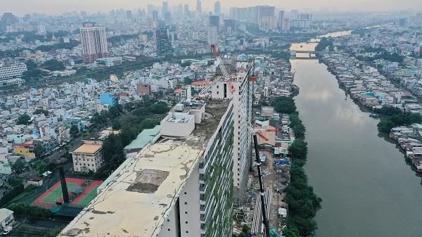 Hợp long cầu dây văng nối liền Sky park 5.000m2 tại dự án Diamon Lotus Riverside, Q8 - Hình 1