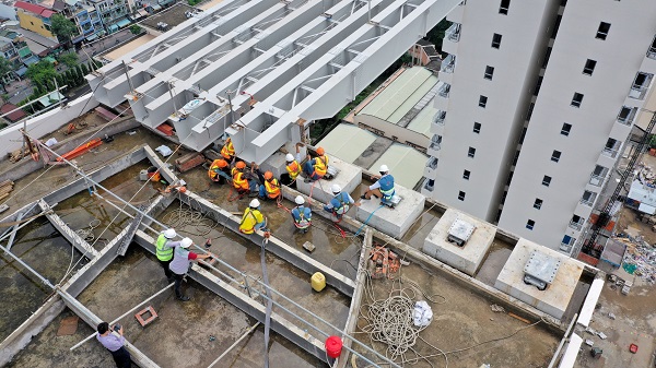 Hợp long cầu dây văng nối liền Sky park 5.000m2 tại dự án Diamon Lotus Riverside, Q8 - Hình 1