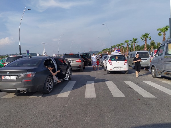 Ngại đi 200m, du khách tùy tiện dừng đỗ xe ngang nhiên tại đường ven biển Bãi Cháy