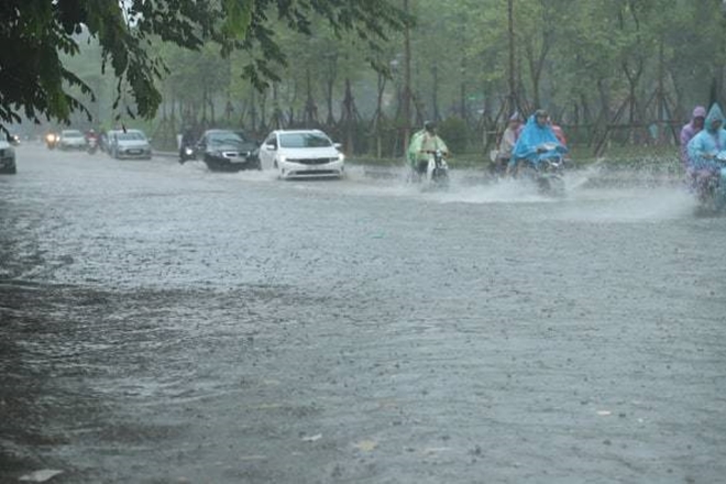 Mưa lớn gây ngập nhiều tuyến phố Hà Nội - Hình 6