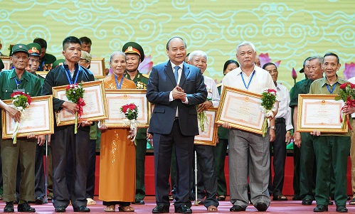 Những tấm gương sáng lay động lòng người, thôi thúc chúng ta