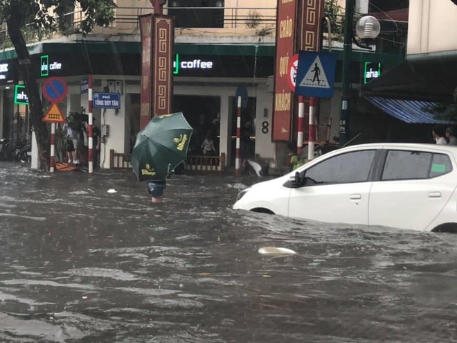 Mưa lớn gây ngập nhiều tuyến phố Hà Nội - Hình 2