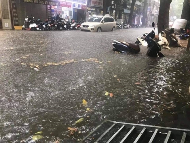 Mưa lớn gây ngập nhiều tuyến phố Hà Nội - Hình 1