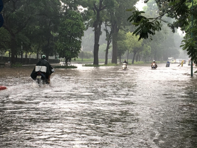 Mưa lớn gây ngập nhiều tuyến phố Hà Nội - Hình 4