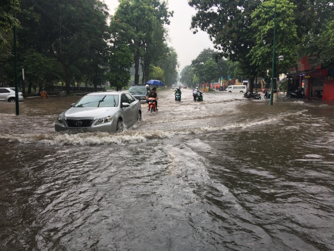 Mưa lớn gây ngập nhiều tuyến phố Hà Nội - Hình 5