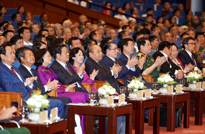 Những tấm gương sáng lay động lòng người, thôi thúc chúng ta - Hình 2