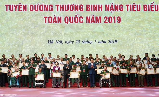 Những tấm gương sáng lay động lòng người, thôi thúc chúng ta - Hình 4