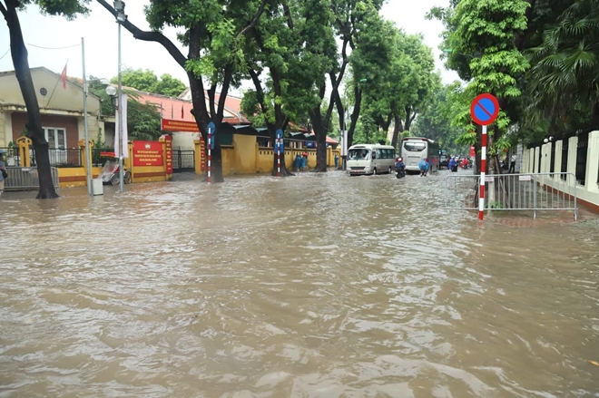 Mưa lớn gây ngập nhiều tuyến phố Hà Nội - Hình 7
