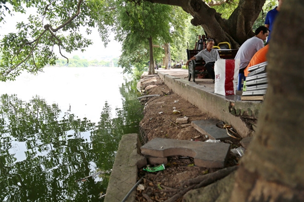 Bờ kè quanh hồ Gươm sạt lở, mất mỹ quan và tiềm ẩn nguy hiểm