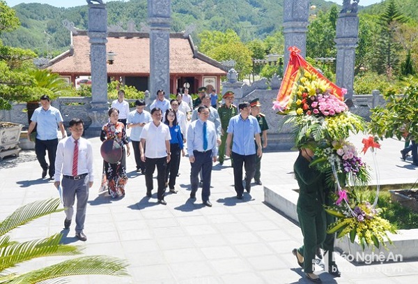 Phó Thủ tướng Vương Đình Huệ dâng hoa tưởng niệm các anh hùng, liệt sỹ ​tại Nghệ An - Hình 7