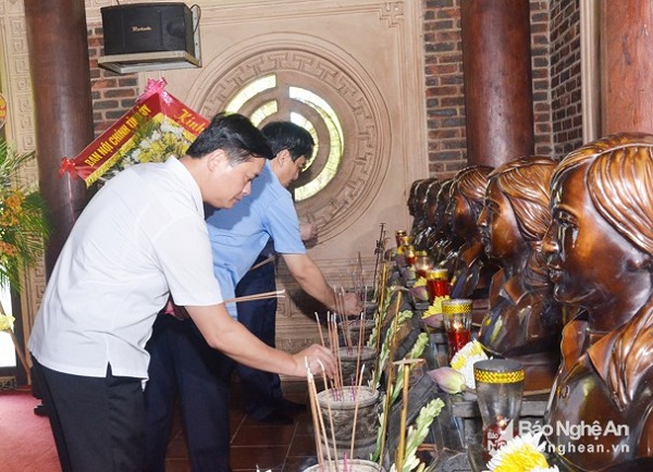 Phó Thủ tướng Vương Đình Huệ dâng hoa tưởng niệm các anh hùng, liệt sỹ ​tại Nghệ An - Hình 8